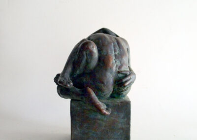 Rückseite der Bronzeplastik - Kleine Umarmung von Hanno Edelmann