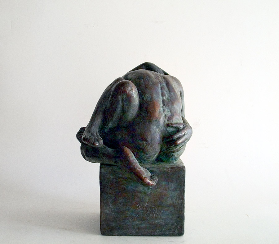 Rückseite der Bronzeplastik - Kleine Umarmung von Hanno Edelmann