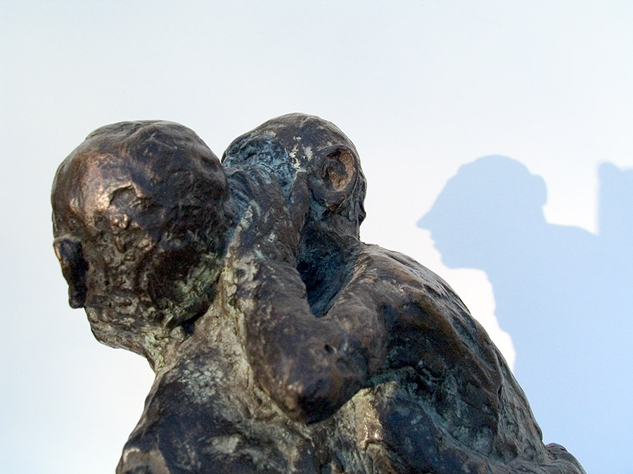 Flüsterer, Detail 3 der Bronzeplastik von Hanno Edelmann