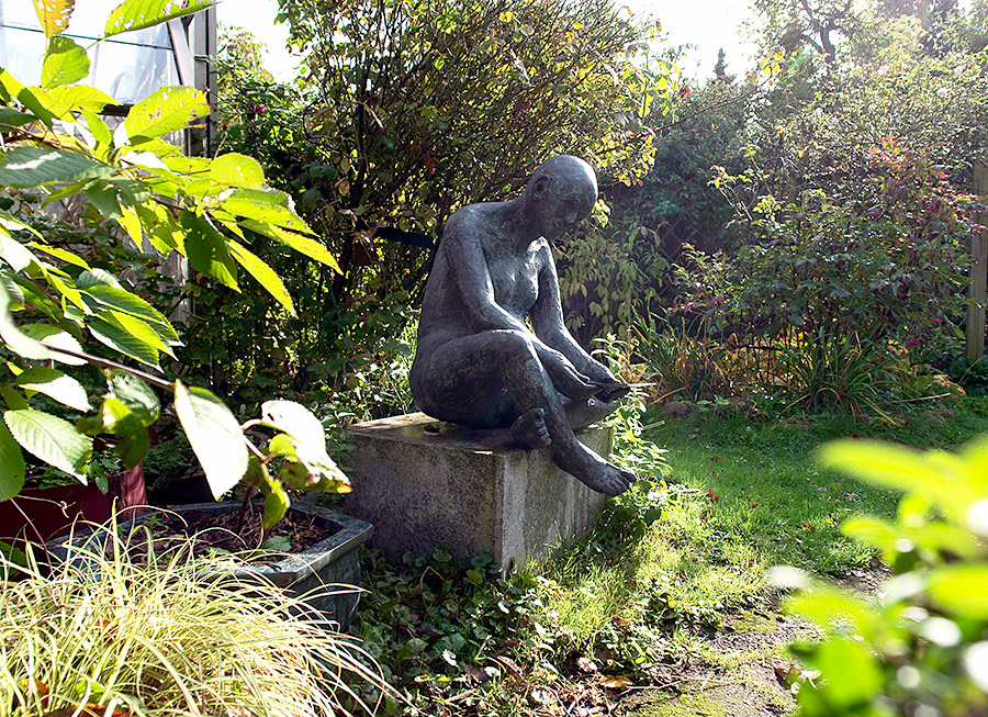 Lesender, Bronzefigur im Garten von Erika und Hanno Edelmann