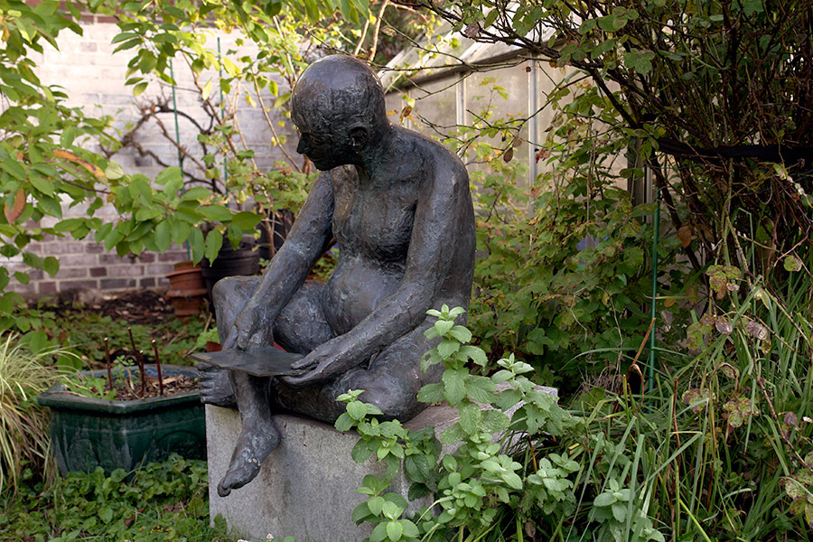 Lesender, Bronzefigur von Hanno Edelmann