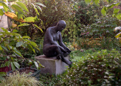 Lesender - Bronzefigur von Hanno Edelmann im Hamburger Garten