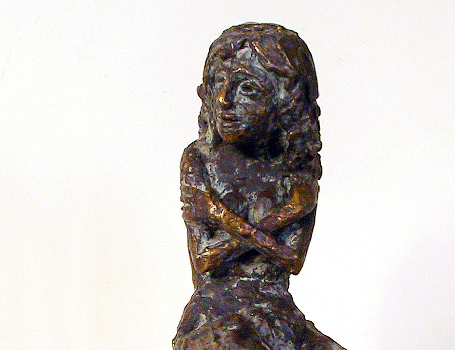 Auf der Kugel, Detail - Bronzeplastik von Hanno Edelmann