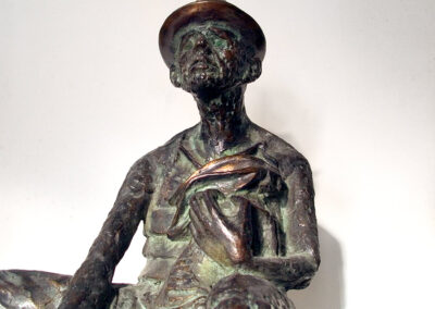 Beuys, einen Kreis um sich ziehend - Bronzefigur von Hanno Edelmann 1984 Detail
