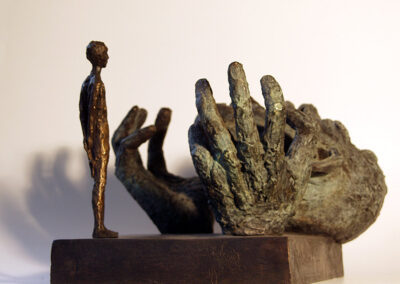 David und Goliath Bronzefigur von Hanno Edelmann - Seitenansicht