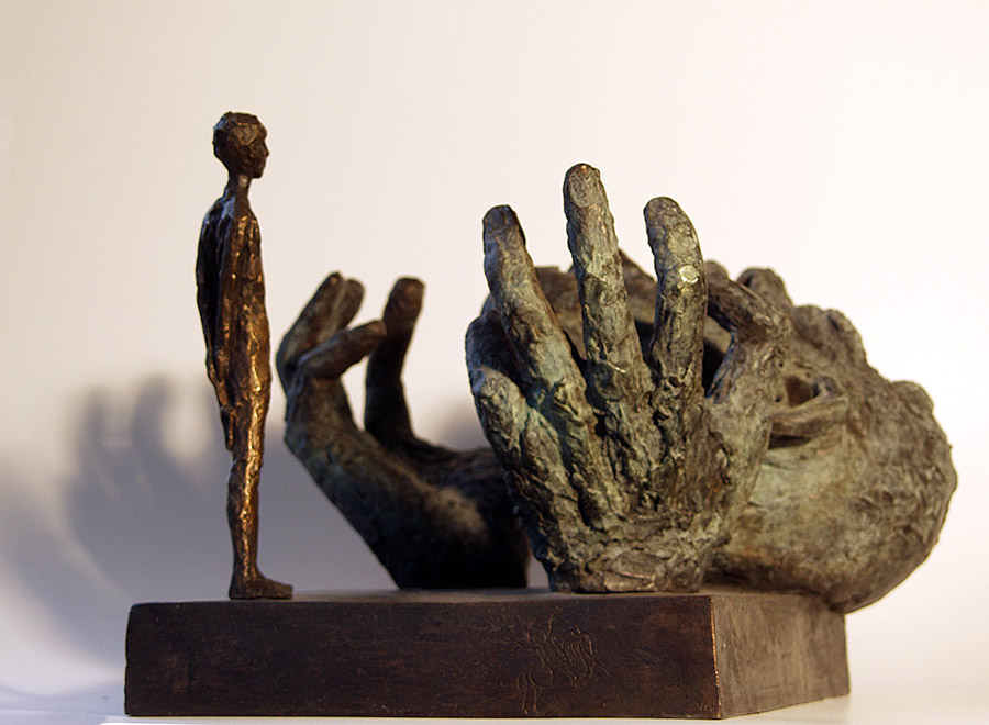 David und Goliath Bronzefigur von Hanno Edelmann - Seitenansicht
