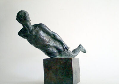 Fliegen lernen - Bronzefigur von Hanno Edelmann