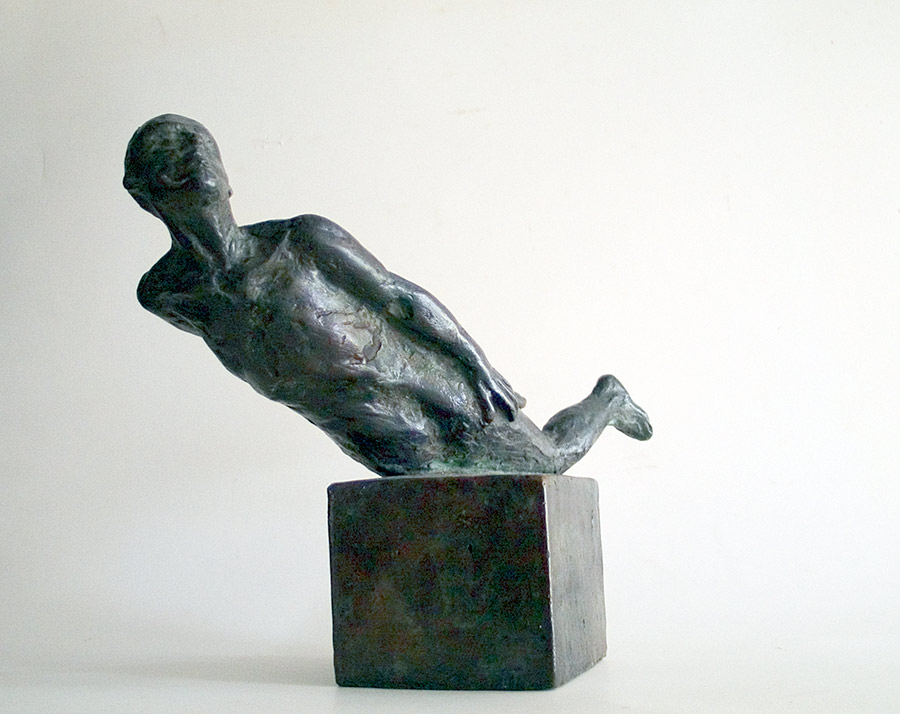 Fliegen lernen - Bronzefigur von Hanno Edelmann