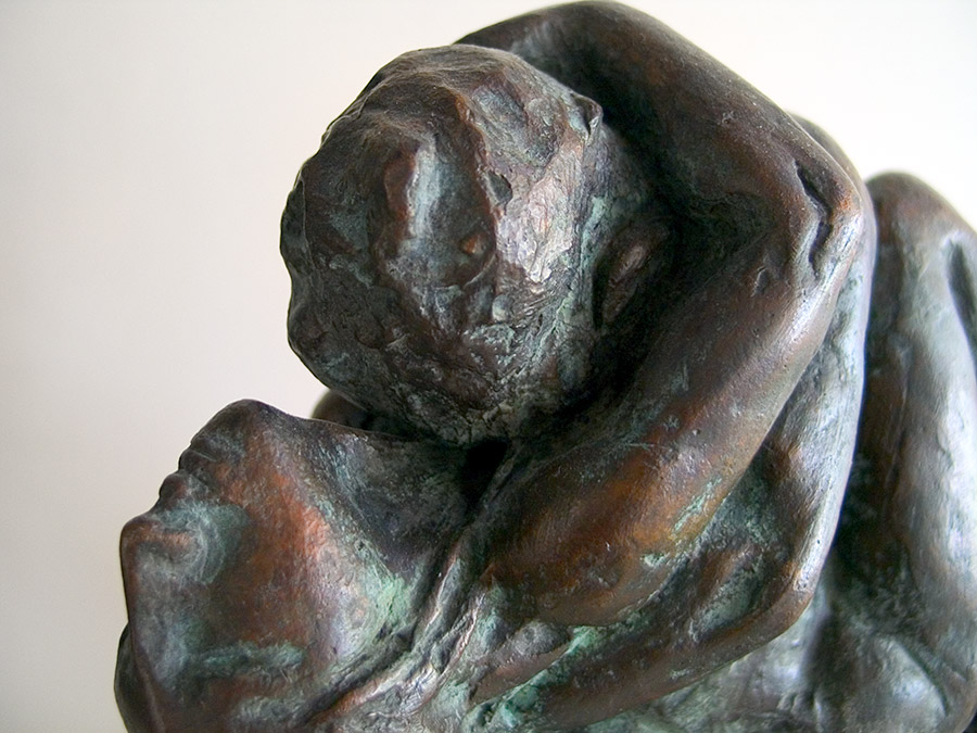 Kleine Umarmung - Detail 1 Bronzeplastik von Hanno Edelmann
