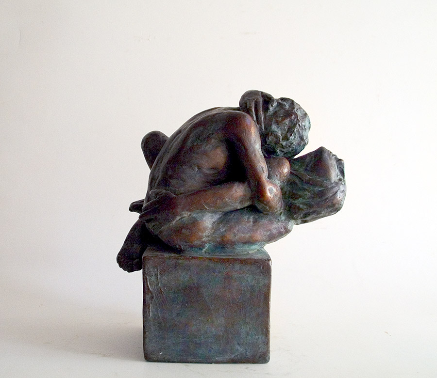 Kleine Umarmung, Seitendarstellung der Bronzeplastik von Hanno Edelmann