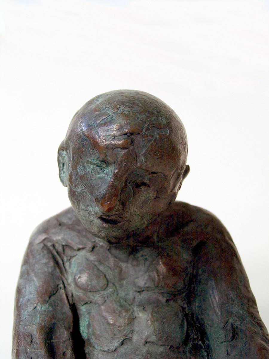 Lesender Detail 1 der Bronzeplastik von Hanno Edelmann