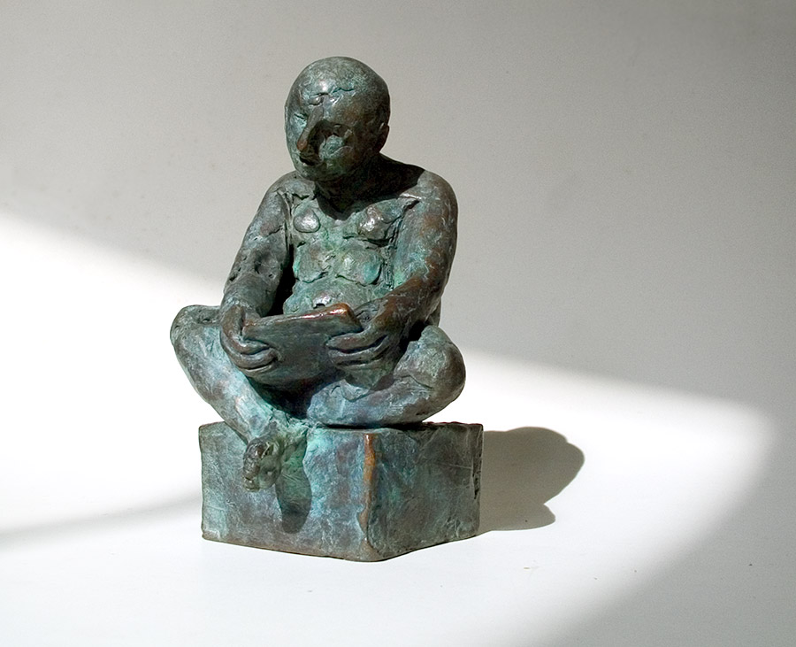 Bronzeplastik von Hanno Edelmann - Lesender
