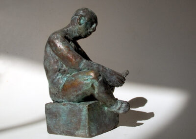 Lesender, Seitenansicht der Bronzeplastik von Hanno Edelmann