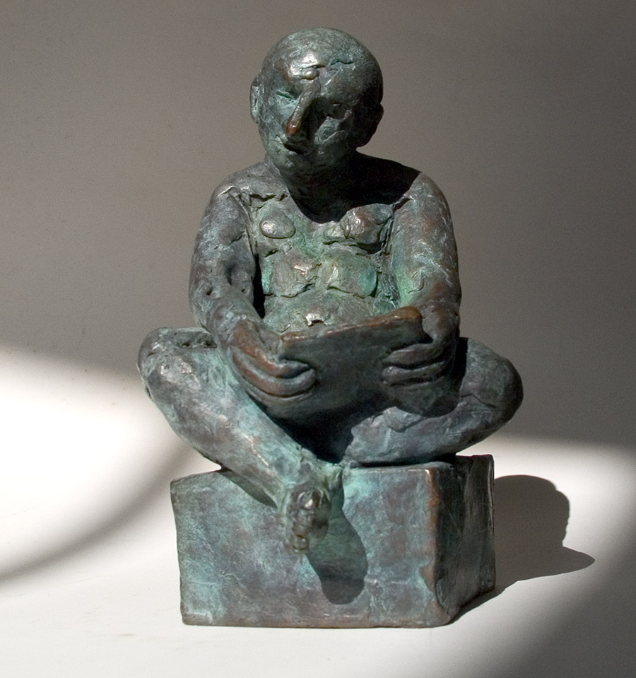 Lesender Bronzeplastik von Hanno Edelmann